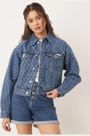 Calvin Klein Chaqueta vaquera azul medio con estampado integral de estilo años 90 Signature de