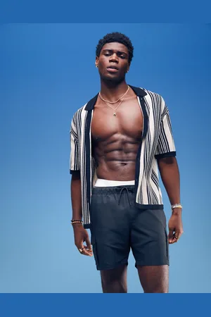 ASOS Shorts de baño negros de largo medio con bolsillos cargo de