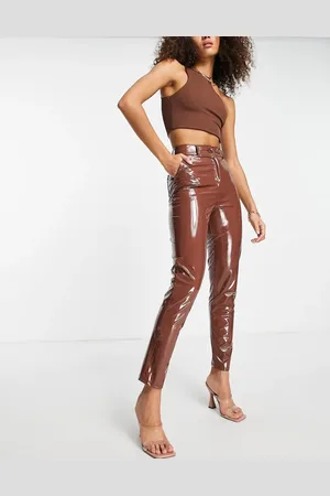 First Distraction Pantalones chocolate de corte slim de vinilo de The Label