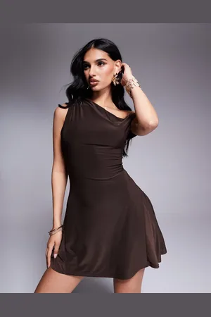 Kaiia Vestido corto marrón ceñido y drapeado de corte skater con hombro caído y cintura entallada exclusivo de