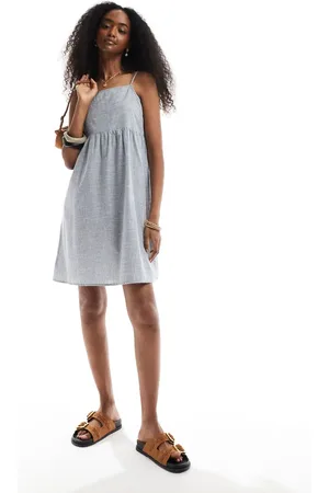 Pieces® Vestido corto azul a rayas de tirantes vaporoso con diseño fruncido de