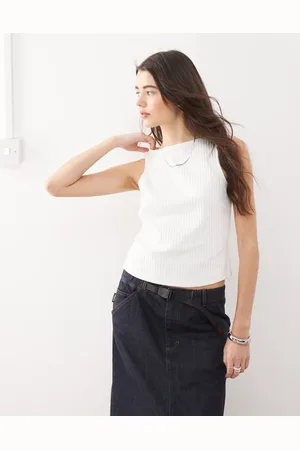 COLLUSION Camiseta blanca sin mangas con cuello barco de canalé de