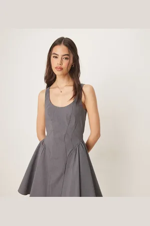 ASOS Vestido corto estructurado con vuelo y cuello ancho de bengalina de ASOS DESIGN Tall