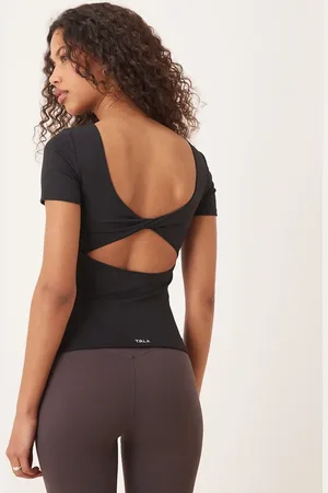 Tala Camiseta negra de corte alargado con detalle retorcido en la espalda DayFlex de