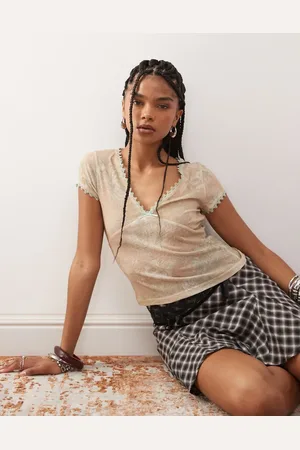 Reclaimed Camiseta color con estampado de cachemir, cuello de pico y detalle de encaje y lazo de malla de -Rosa