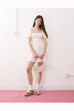 Miss Selfridge Vestido corto claro de estilo mesonera con estampado de florecitas y mangas abullonadas de -Multicolor