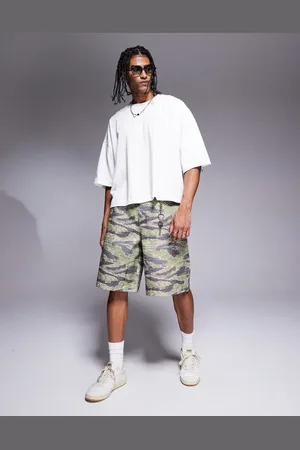 ASOS Pantalones cortos de corte alargado con estampado de camuflaje y detalles de estilo carpintero de -Multicolor
