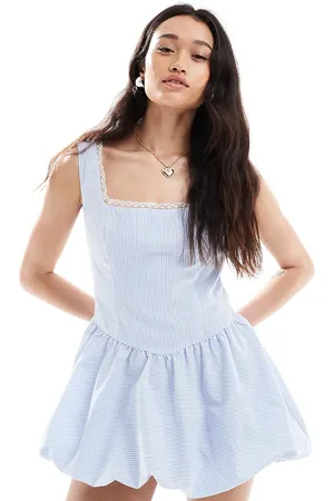 The Frolic Vestido corto azul a rayas con escote cuadrado, falda abullonada y ribete de encaje exclusivo de