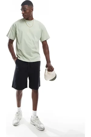 ASOS Pantalones cortos negros cargo de corte medio con detalle de parche de