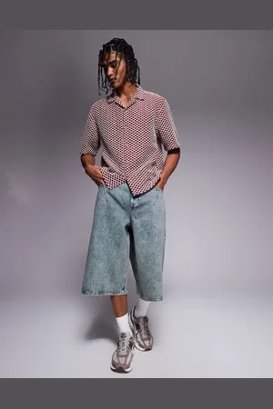 ASOS Pantalones cortos vaqueros de corte alargado con lavado ácido y detalle de pliegue de -Verde