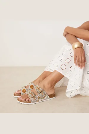 ASOS Sandalias doradas planas con dos correas y detalles de cuentas Funky de Wide Fit