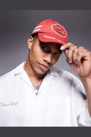 ASOS Gorra roja con detalle bordado de parche de