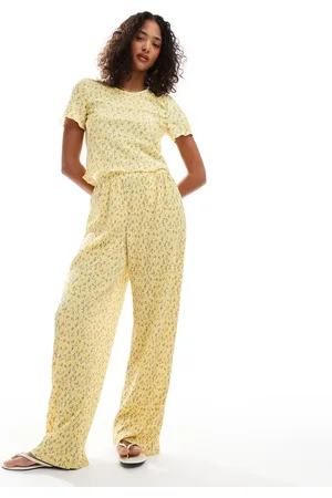 Pieces® Pantalones amarillos muy plisados de pernera ancha con estampado de florecitas de (parte de un conjunto)