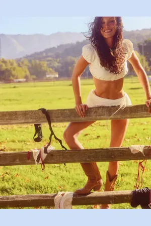 Frankies Bikinis Falda blanca cruzada con bordado inglés de x Bella Hadid (parte de un conjunto)