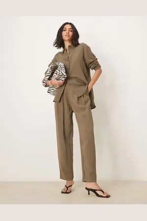 ASOS Pantalones caquis de corte tapered con detalle de trabilla en la cintura de -Verde