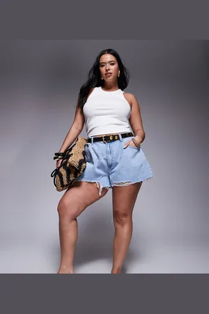 ASOS Pantalones cortos acampanados con lavado de ASOS DESIGN Curve