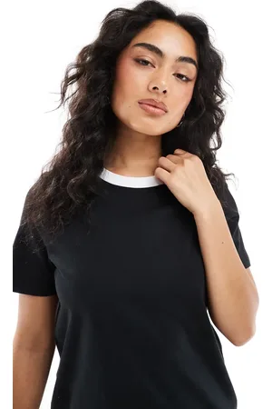 VERO MODA Camiseta negra con cuello en contraste de