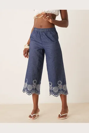 JDY Pantalones capri azules con lavado medio y detalle bordado de