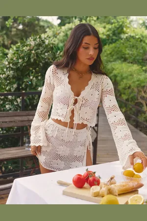 The Frolic Top corto playero color de manga larga con diseño floral y lazada delantera de croché exclusivo de x Lydia Kara (parte de un conjunto)-Blanco