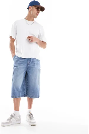 ASOS Pantalones cortos vaqueros azules de corte alargado con lavado medio y detalle de bolsillos cargo de