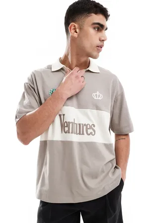 ASOS Polo negro marrón con diseño de paneles cosidos y estampado gráfico de texto de