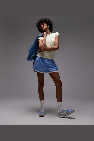 Topshop Pantalones cortos azules a rayas estilo bóxer de talle alto con ribete de encaje de