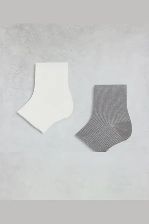 MANGO Calcetines tobilleros de color blanco y con puntera abierta de canalé de
