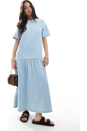 ASOS Vestido midi vaquero azul de talle bajo con diseño estilo camiseta y lavado medio de