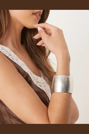 ASOS Pulsera rígida plateada grande con diseño repujado de metal de -Plateado