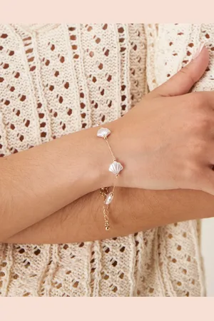 ASOS Pulsera dorada con detalle de conchas nacaradas de