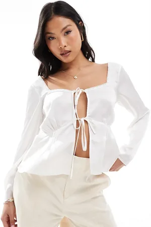 ASOS Top estilo babydoll de satén con lazada delantera y ribete de encaje de ASOS DESIGN Petite