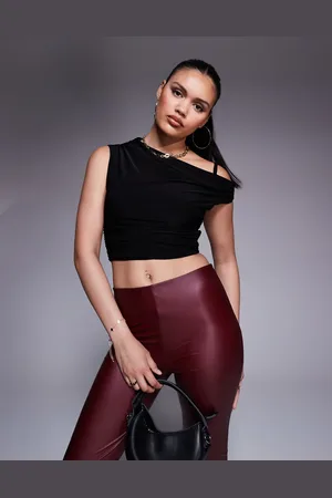 Missyempire Top ceñido con diseño de doble capa y detalle de hombro retorcido de Missy Empire