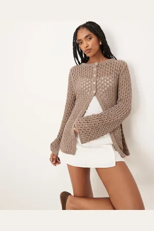 ASOS Cárdigan color moca con cuello oblicuo de croché calado de -Marrón