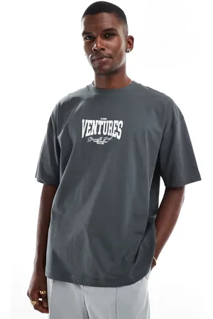 ASOS Camiseta gris carbón extragrande con estampado gráfico deportivo de