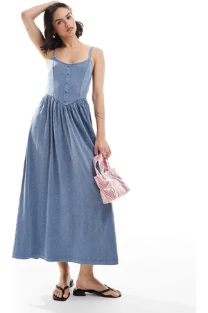 ASOS Vestido midi azul denim lavado de corte amplio y corte princesa de tirantes con botones en la parte delantera y detalle de costuras de