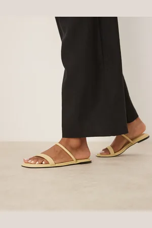 Calvin Klein Sandalias amarillo pastel planas con dos correas de