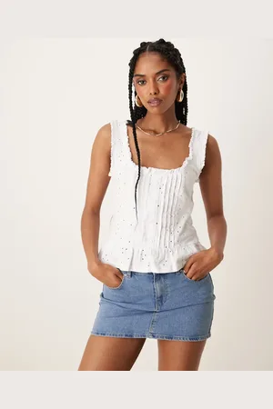 ASOS Camiseta blanca de tirantes abotonada con volante en el bajo y diseño de bordado inglés de