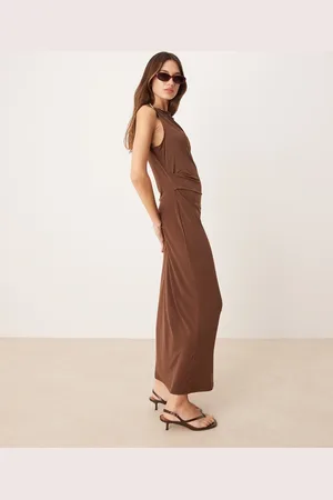 MANGO Vestido largo chocolate con cintura entallada y detalle dorado en los hombros de