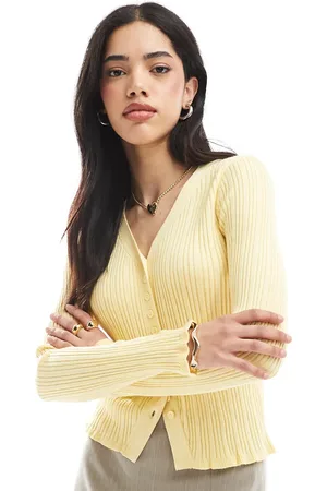 ASOS Cárdigan amarillo con cuello de pico, botones y volante de canalé de