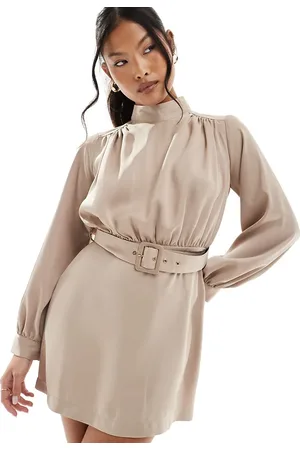 Closet Vestido corto color moca con cinturón y cuello alto de -Marrón