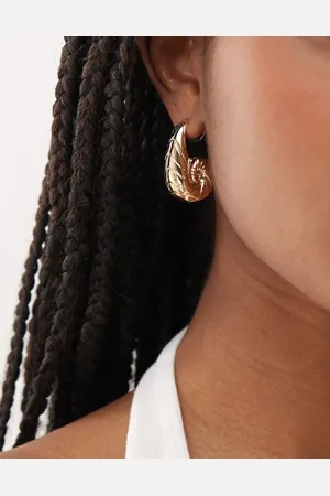 Reclaimed Pendientes de aro dorados con diseño grueso de concha en forma de lágrima de