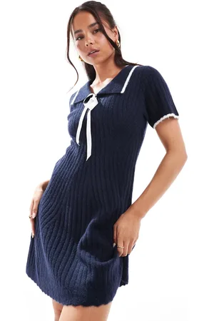 Miss Selfridge Vestido corto de manga corta con detalle de lazo y ribetes en las solapas de punto de