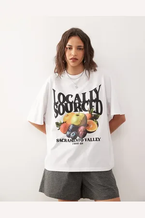 COLLUSION Camiseta con diseño de frutas "Locally Sourced" de