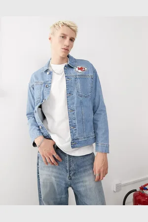 New Era Chaqueta vaquera con lavado azul y estampado trasero de los Chicago Bulls de