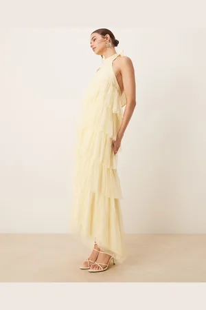 Lace & Beads Vestido largo amarillo escalonado con espalda descubierta de tul de