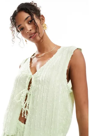 Pieces® Top verde pálido sin mangas con lazada delantera de tejido texturizado de (parte de un conjunto)