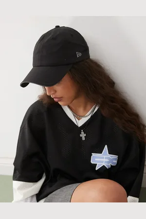 New Era Gorra negra con detalle de parte trasera abierta de