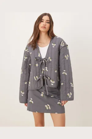 ASOS Chaqueta gris lavado guateada con diseño bordado y lazada delantera de