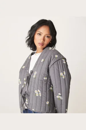 ASOS Chaqueta gris lavado guateada con diseño bordado y lazada delantera de ASOS DESIGN Petite