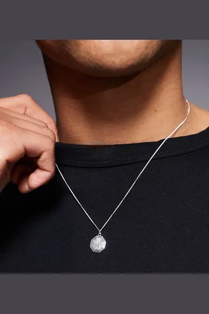 ASOS Collar hexagonal con colgante de san Cristóbal de plata de ley de